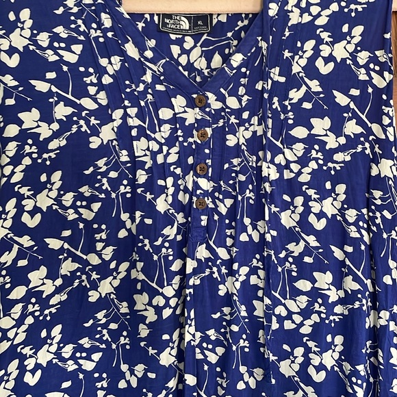 North Face top in blue and white pattern - Picture 3 of 9